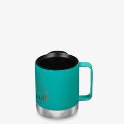 Klean Kanteen Camp Mug 12oz (355ml) - Mountain Green -Cheap Cook N Camp Store Camp Mug Porcelain Graphic Front 1400x 9d1921cf cc2d 4f16 81c0 12e43557f7be